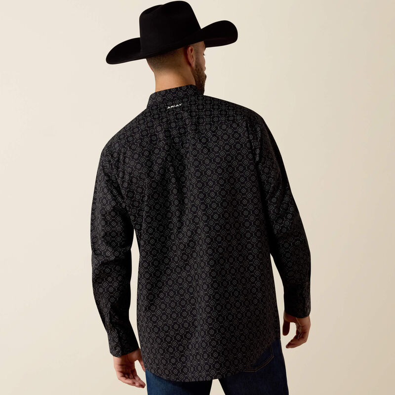 Ariat Men - Classic Fit Snap Shirt (Black Medallion) 10073621